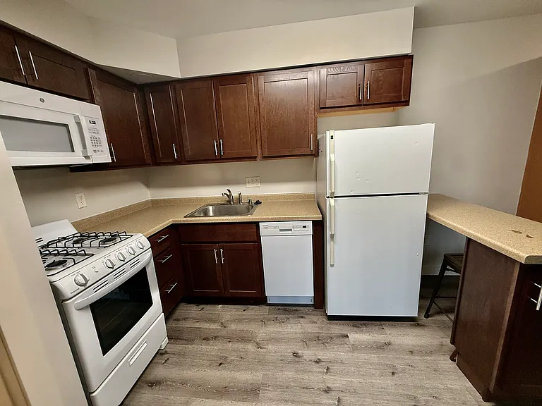 Middleton Commons — Photo 28