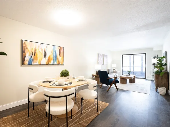 1 Greenbriar Dr APT 303, North Reading, MA 01864