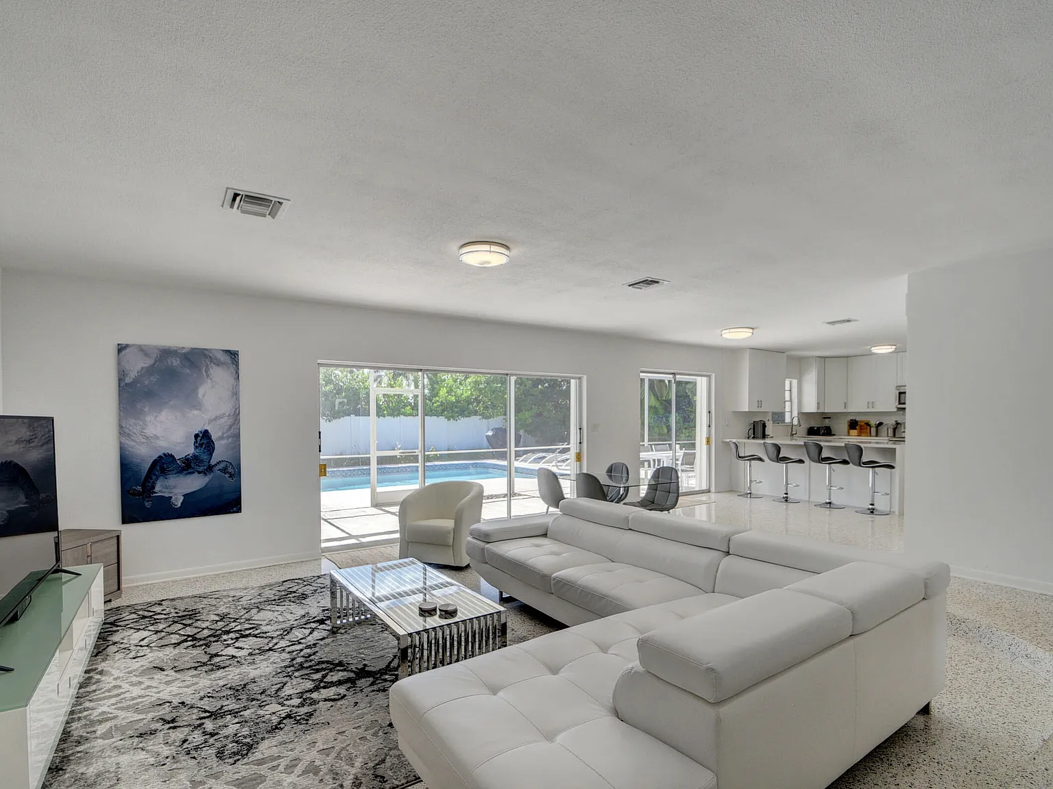 4 bed, 2.0 bath, 1819 sqft, $7,750 — Photo 3