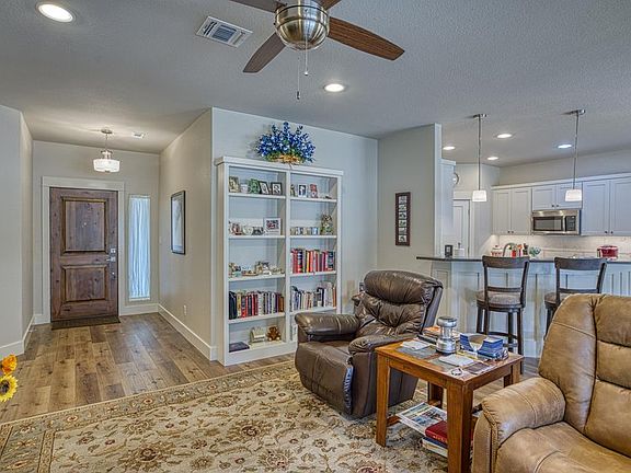 3rd image of 722 Oak Valley Dr