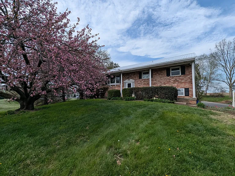 523 Beaver Valley Pike — Photo 1