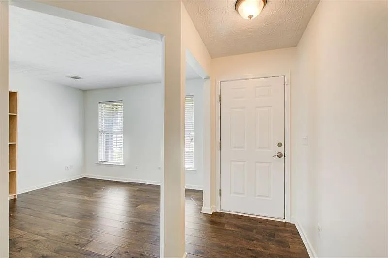 3 bed, 2.5 bath, 1833 sqft, $2,375 — Photo 3