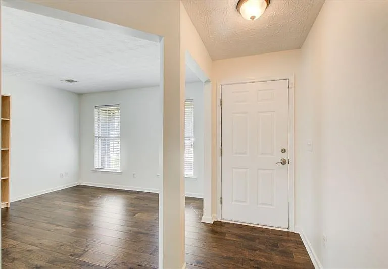 1204 Gates Cir SE — Photo 3