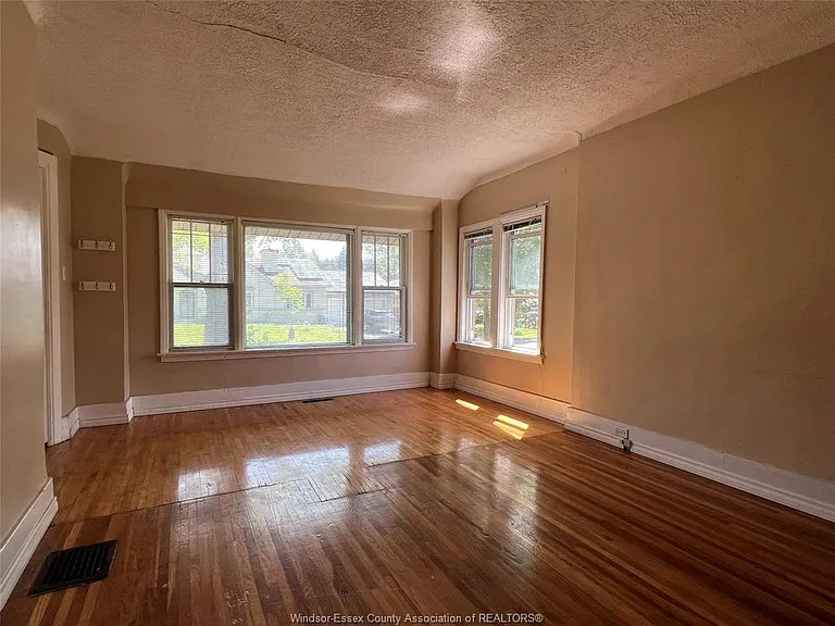 2423 Princess Ave — Photo 4