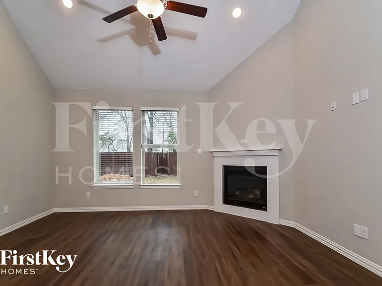 2815 Willow Ln — Photo 3