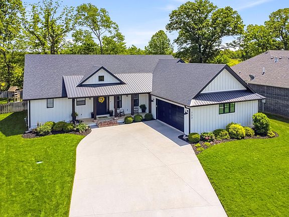 3rd image of 733 N Fox Hill Circle