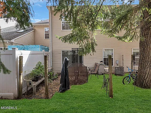 565 Woodbine Ln — Photo 23