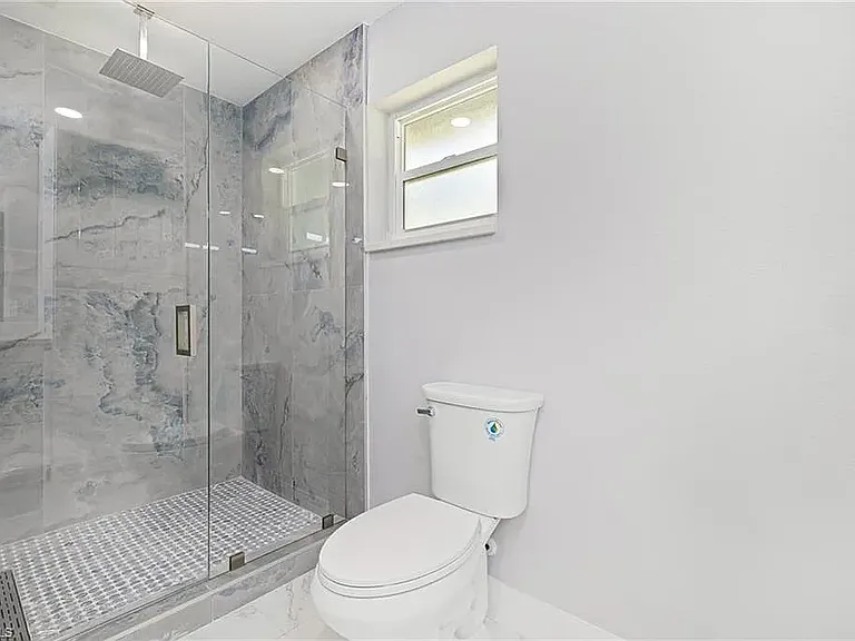 959 N Town And River Dr — Photo 2