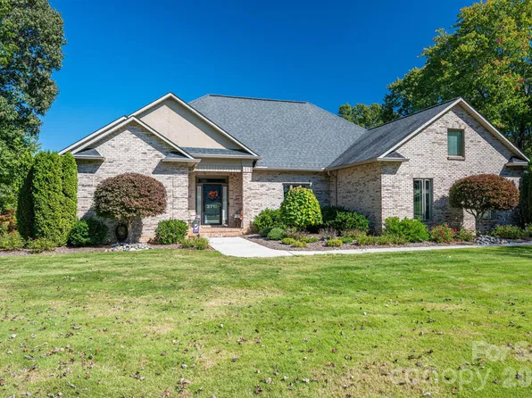 3715 Foxboro Ln NE, Hickory, NC 28601