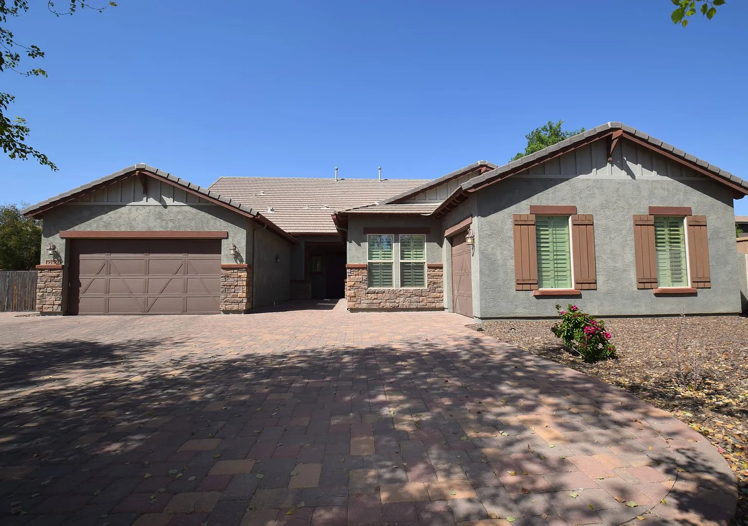 Beautiful gated 4616 square foot Chandler home with a pool! — Photo 1