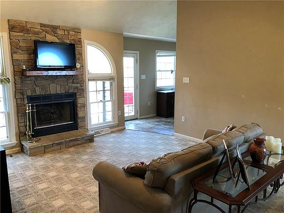 3rd image of 124 Janyce Dr