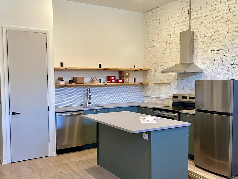 1607 Main St #9 — Photo 2