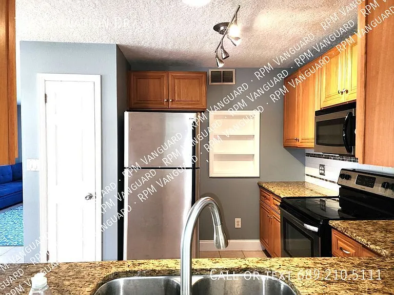 704 Carnation Dr — Photo 7