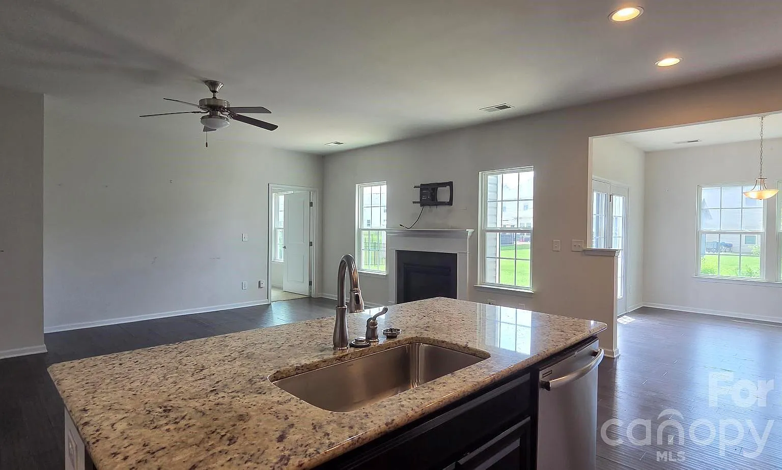 3 bed, 2.0 bath, 1554 sqft, $2,325 — Photo 4
