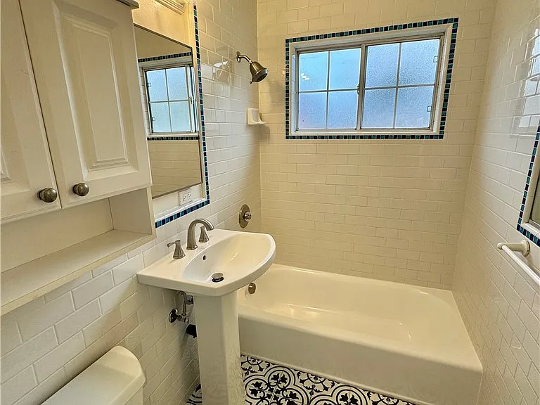 915 W Occidental St — Photo 7