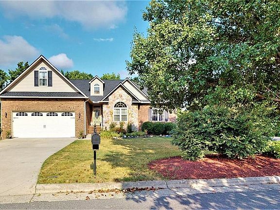 2nd image of 1002 Dogwood Ln