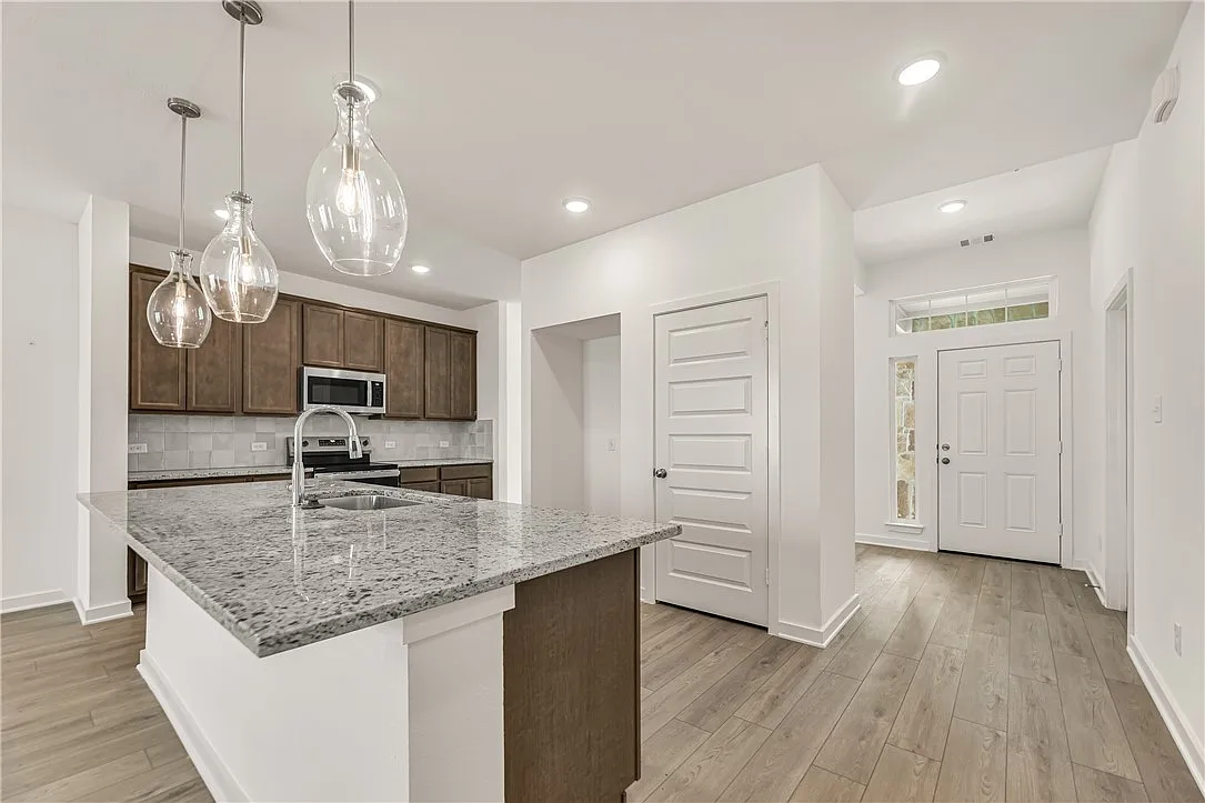 3 bed, 1613 sqft, $1,995 — Photo 4