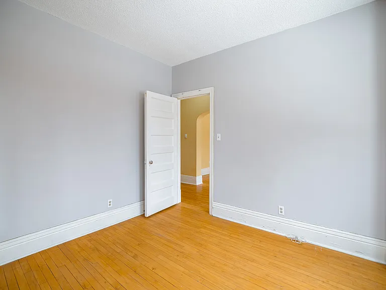 826 Grosvenor Ave #1 — Photo 2