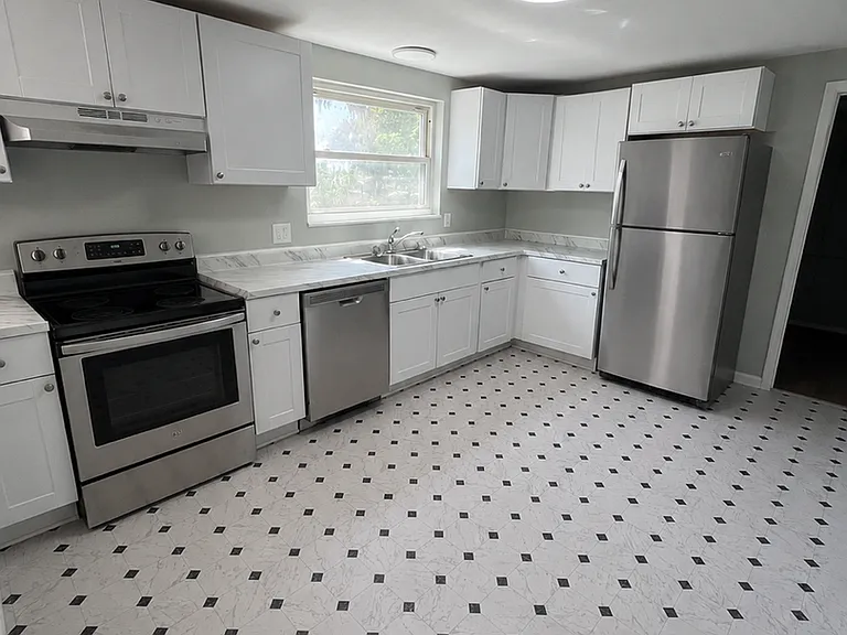 837 Lafayette Ln — Photo 8