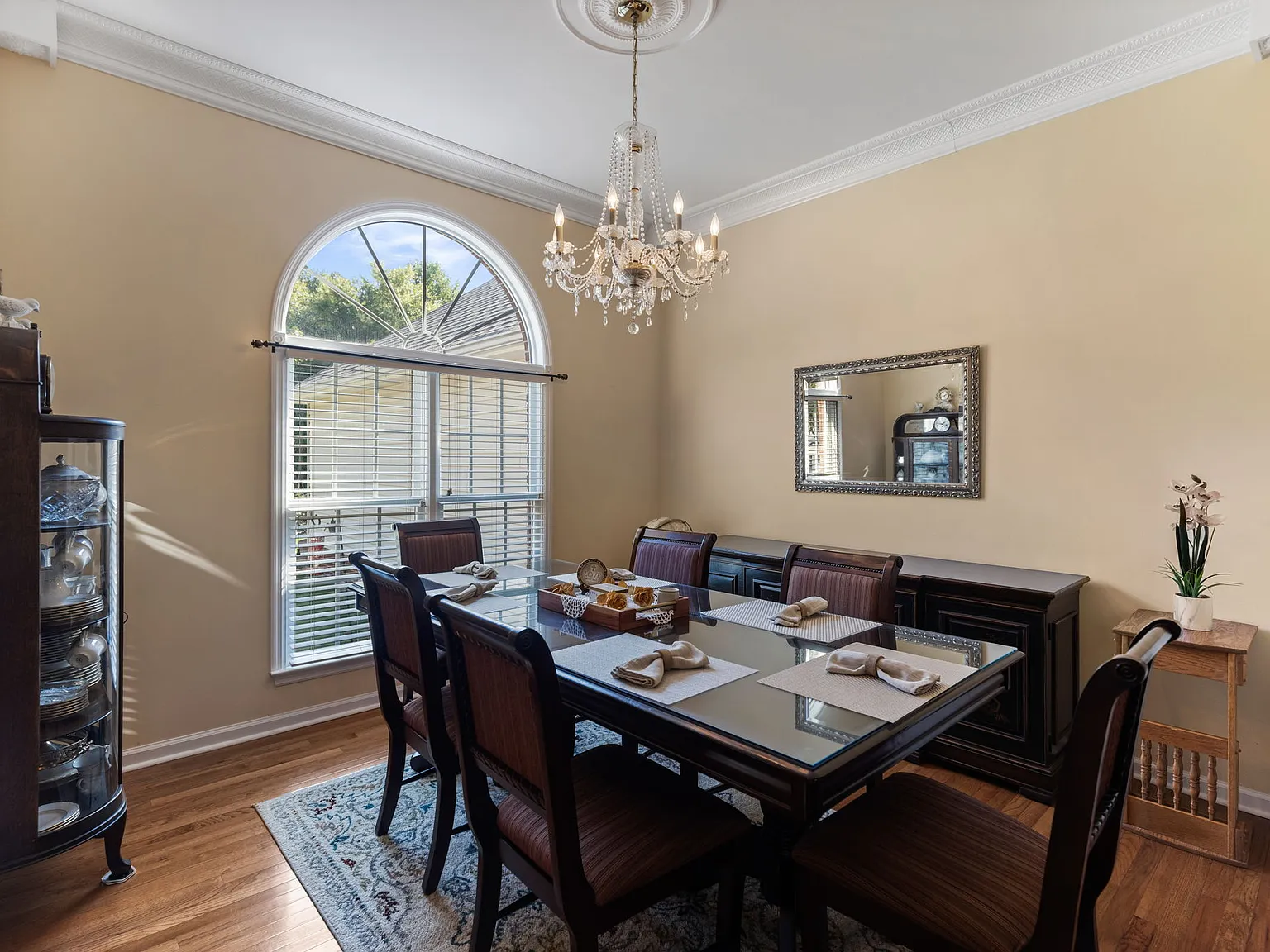 4 bed, 2362 sqft, $2,200 — Photo 3