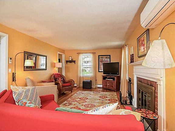 5th image of 40 Maplewood Dr