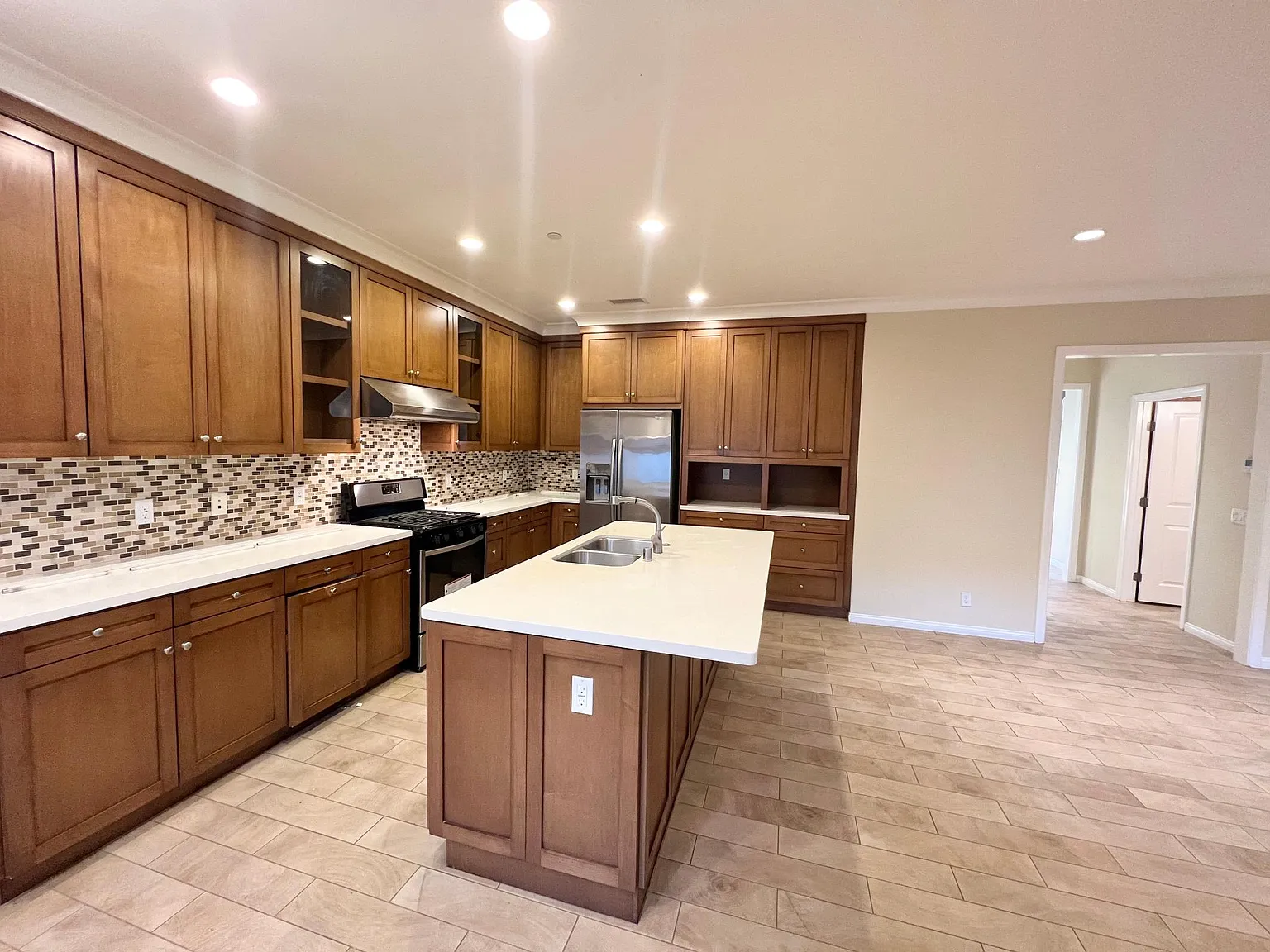 3 bed, 2.5 bath, 1654 sqft, $4,900 — Photo 2
