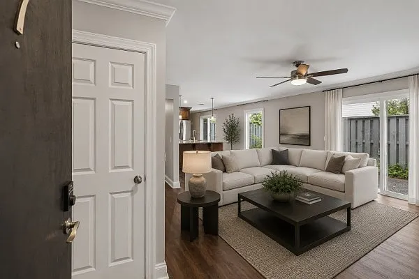 3 bed, 2.5 bath, 1600 sqft, $2,600 — Photo 2