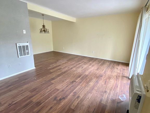 Large Living Room with luxurious finishes, ready for your furniture