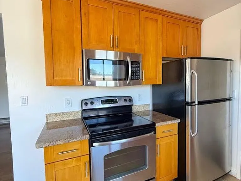 425 Walnut St — Photo 1