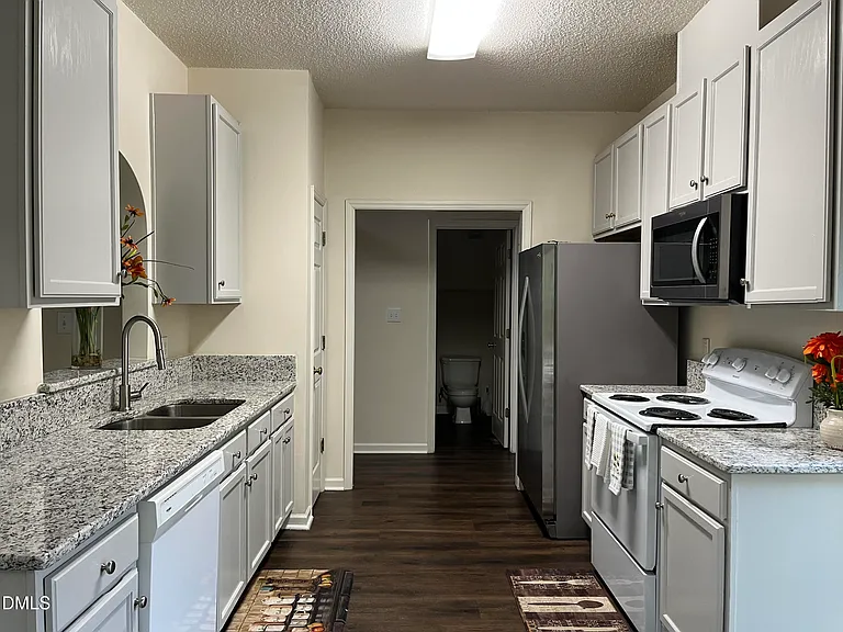 2604 Farlow Gap Ln — Photo 3
