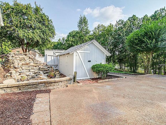 4th image of 150 Lake Park Dr