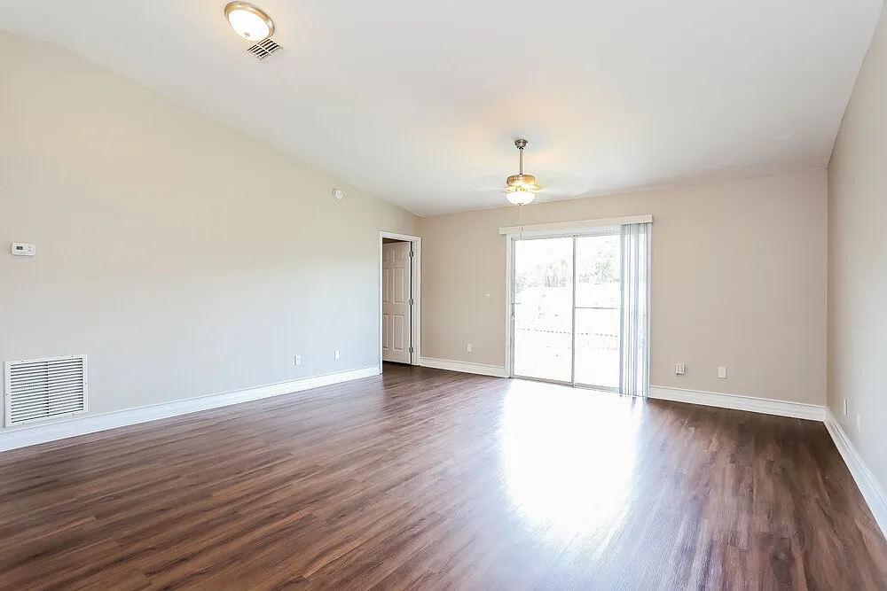 3 bed, 2.0 bath, 1275 sqft, $1,910 — Photo 3