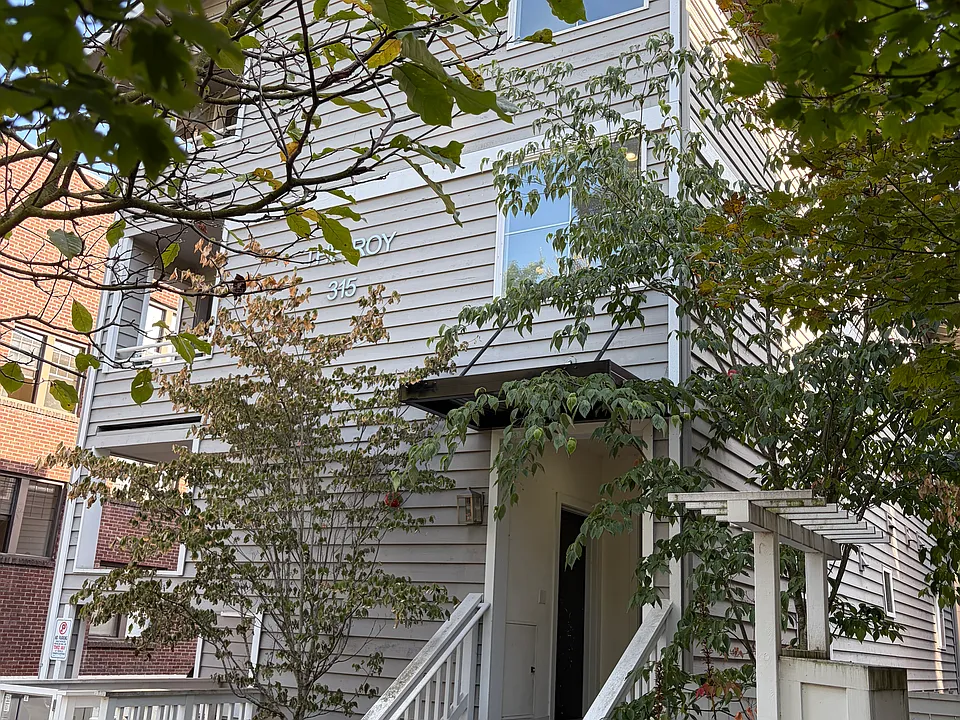 315 W Roy St #301