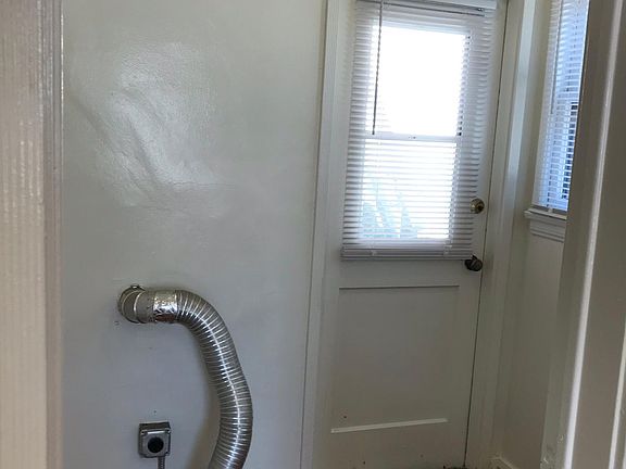 4th image of 624 N Sycamore Ave