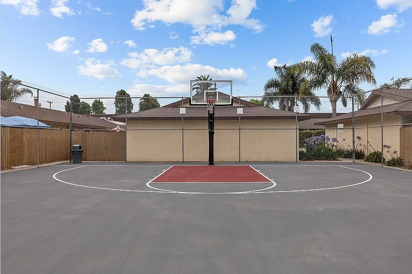 Huntington Garden Apartments — Photo 4