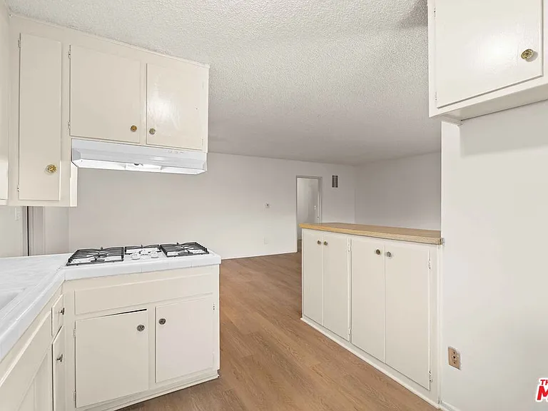 15540 Moorpark St #8 — Photo 6