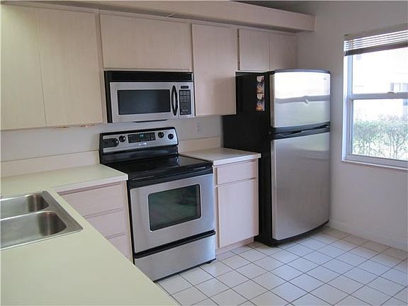 4th image of 32 Danbury Ct APT A