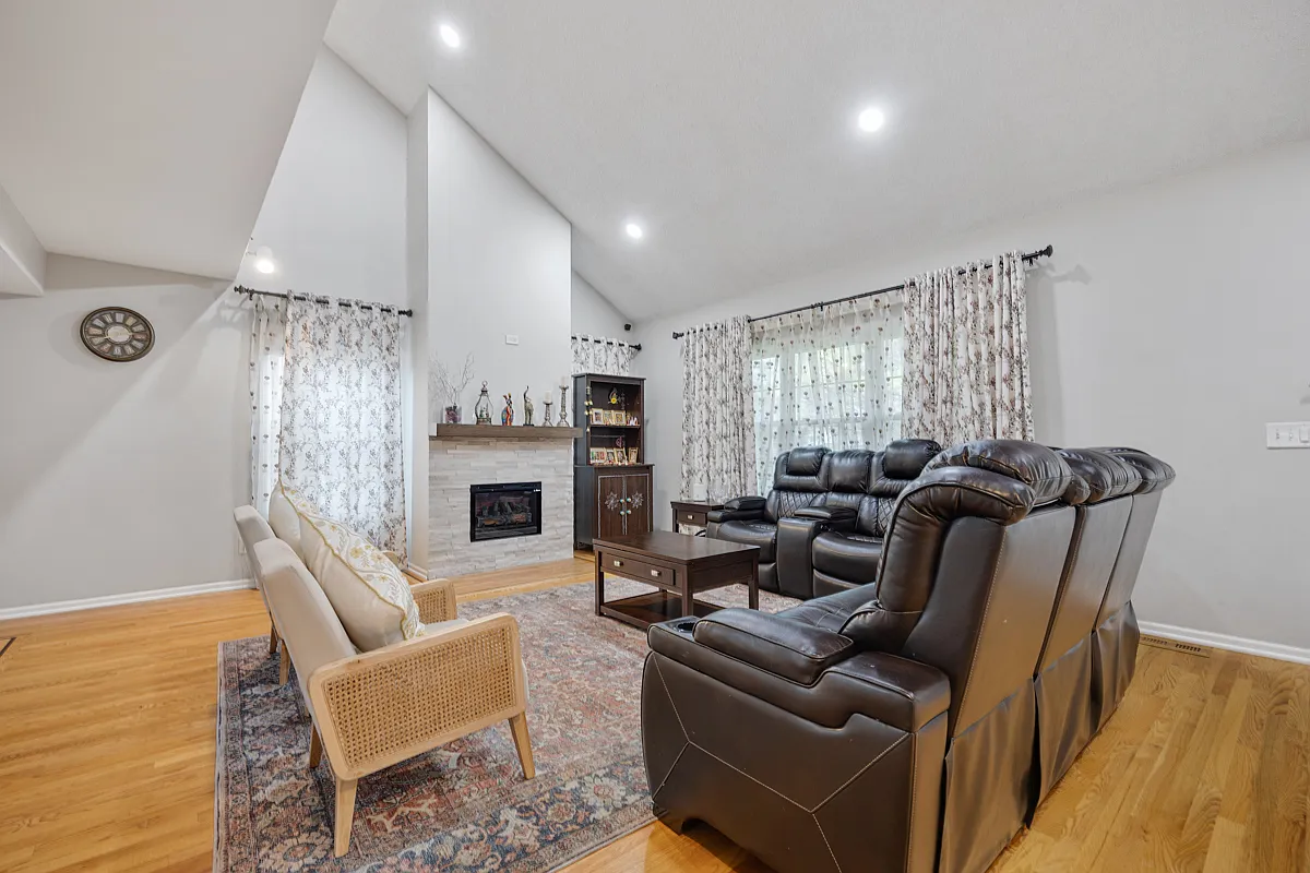 4 bed, 2.5 bath, 2863 sqft, $3,600 — Photo 3