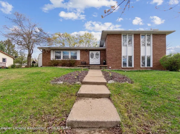 901 Searles Estate Dr, Saint Johns, MI 48879