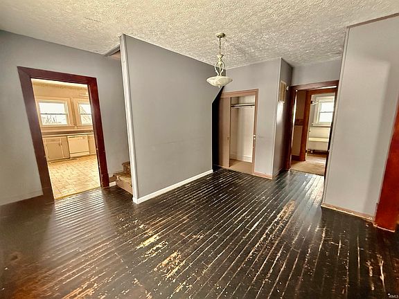 5th image of 305 Walker St