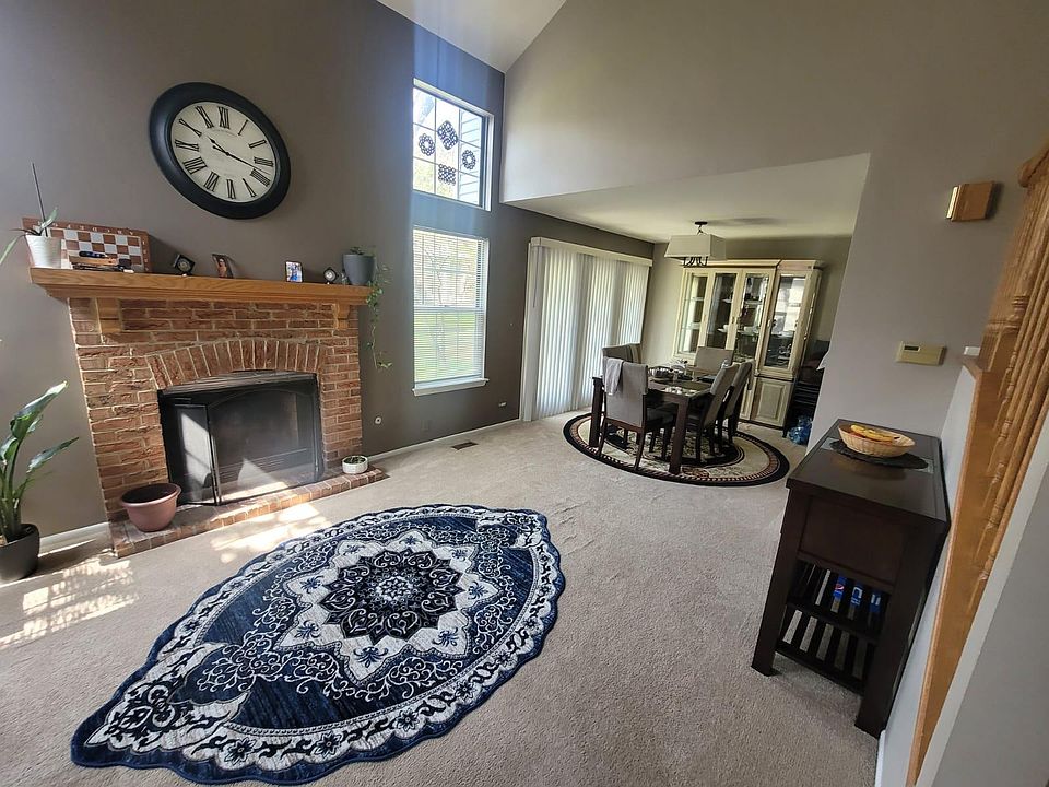 Vaulted ceiling, Living Room, Fireplace
