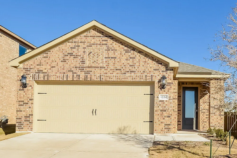 3 bed, 2.0 bath, 1399 sqft, $2,085 — Photo 1