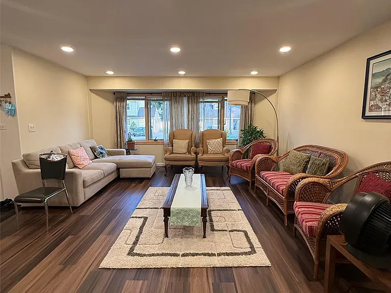 28 Peachtree Ln — Photo 2
