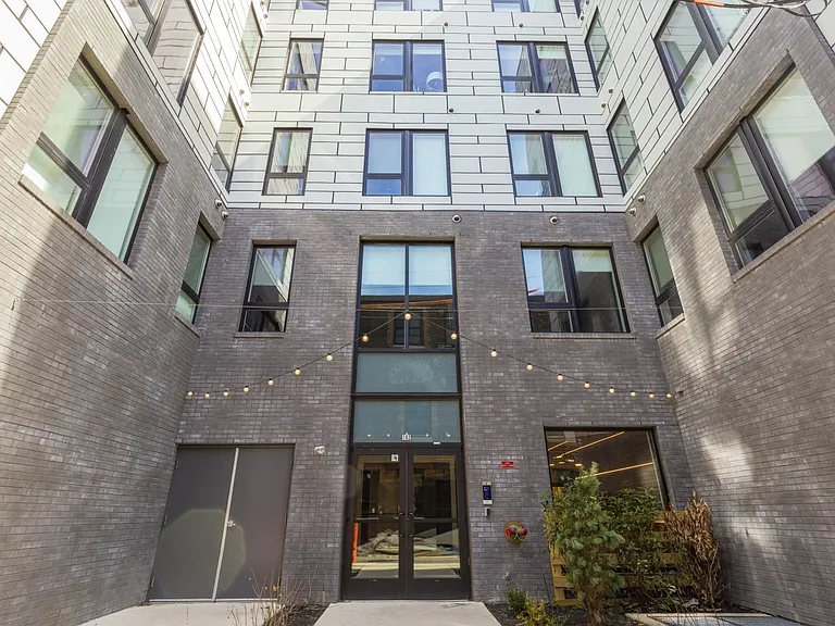 102 W Berks St — Photo 20