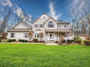 1 Casey Ln, Mount Sinai, NY 11766