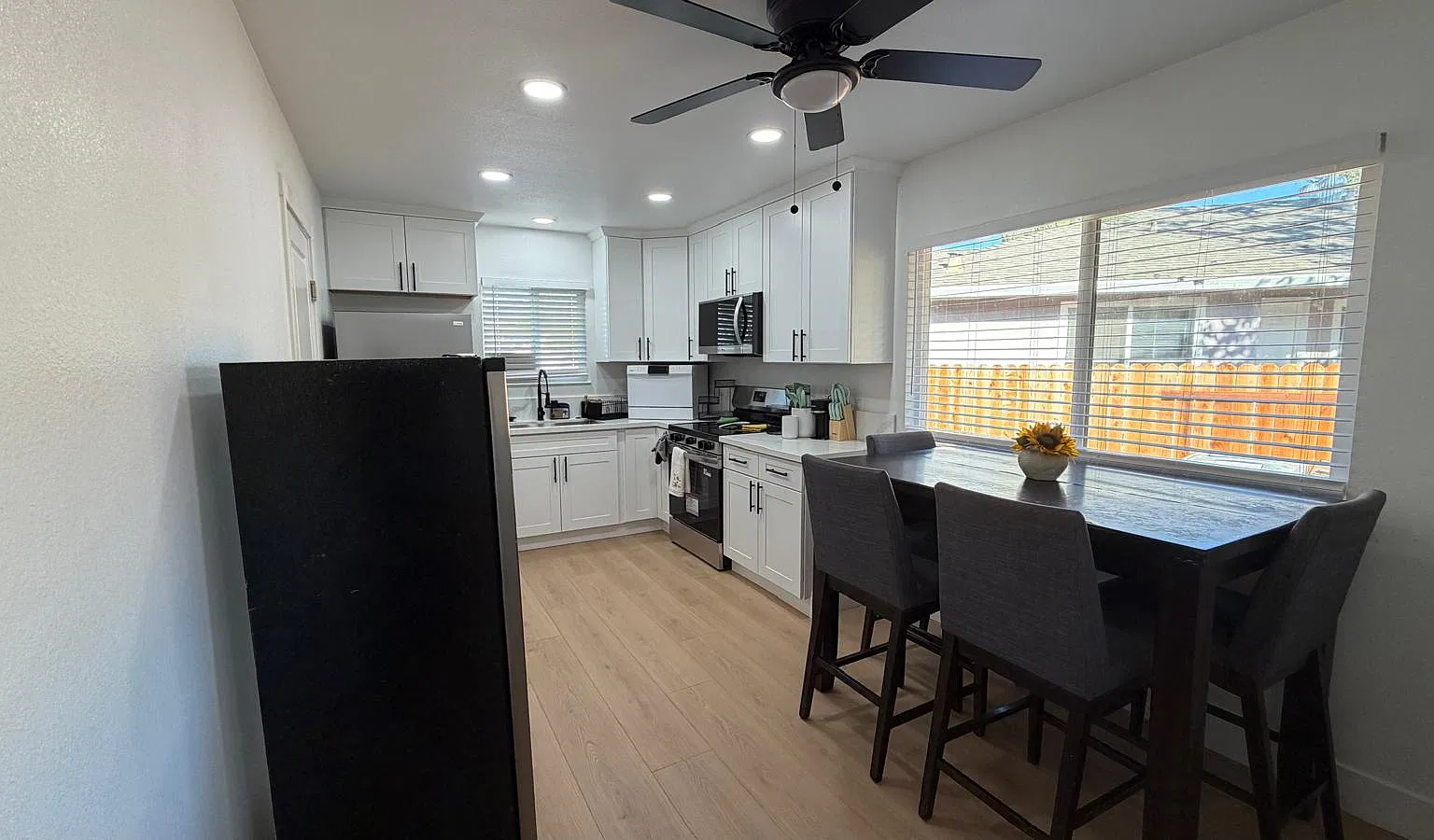 2 bed, 816 sqft, $2,600 — Photo 2