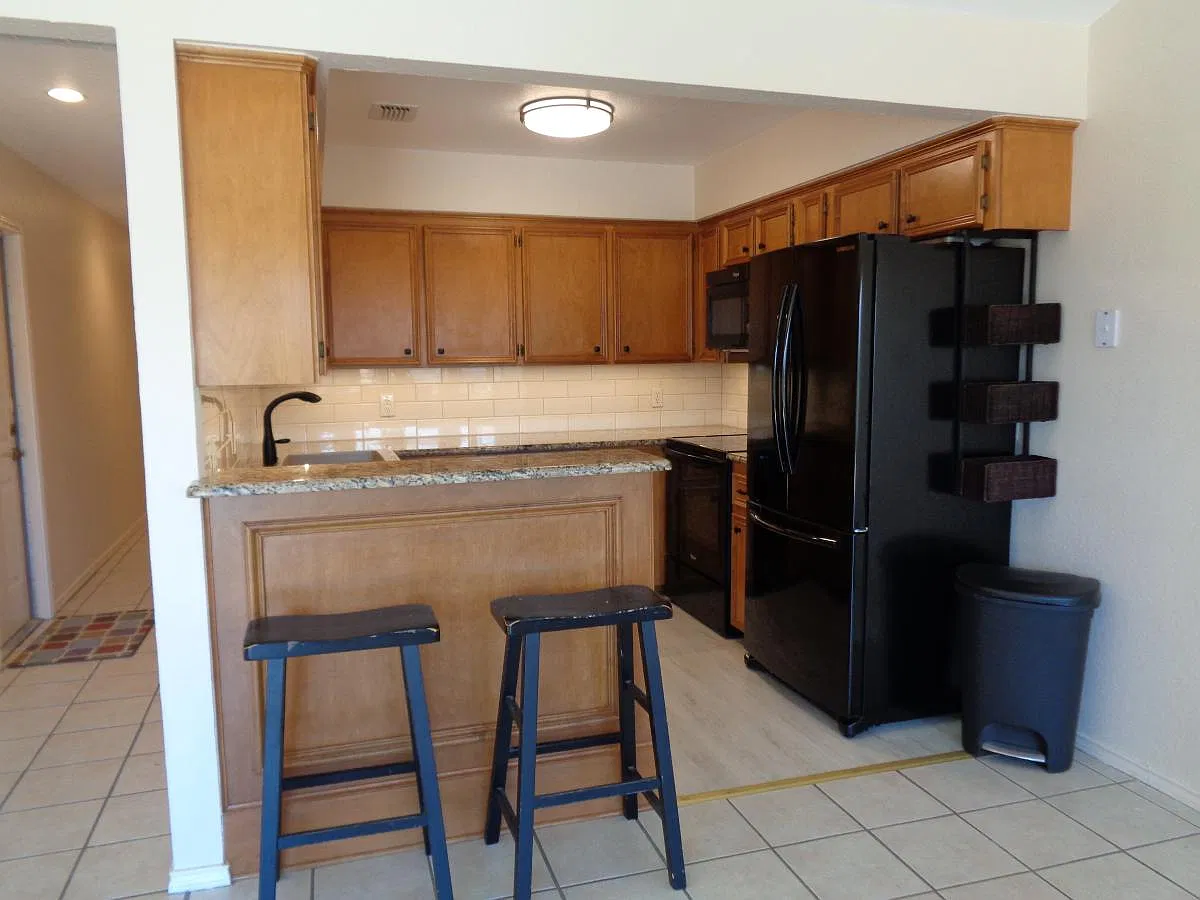 3 bed, 1300 sqft, $2,500 — Photo 3