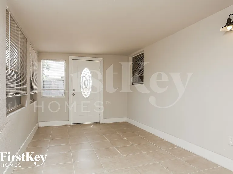 470 NW 41st St — Photo 3