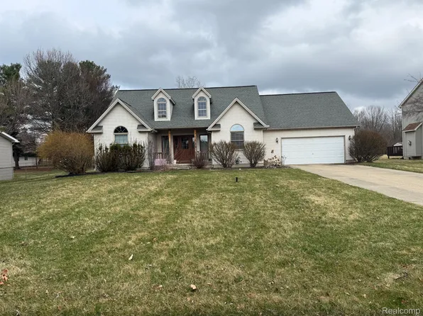 1023 Royalcrest Dr, Flint, MI 48532