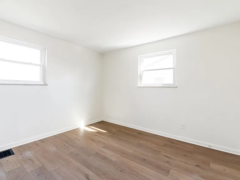 4040-4042 Halsey Pl — Photo 14